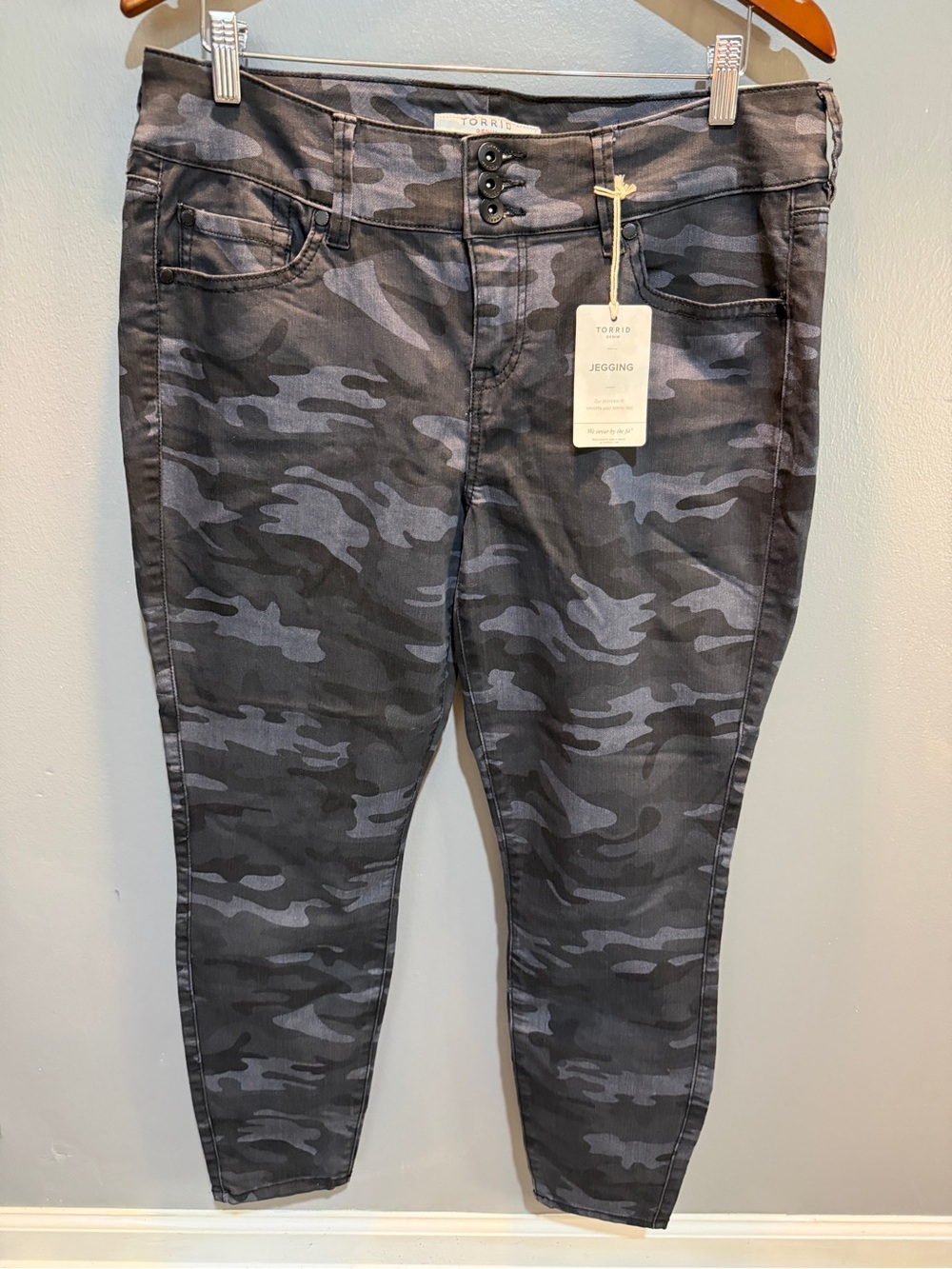 TORRID GRAY/BLACK CAMO HIGH RISE JEGGINGS SZ 16R NWT $68 MSRP